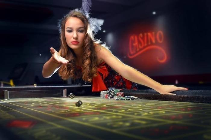Meja baccarat live-dealer villager dengan dealer profesional dan multiple camera angles