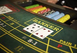 Meja live-dealer blackjack di studio villager dengan multiple camera dan professional dealer